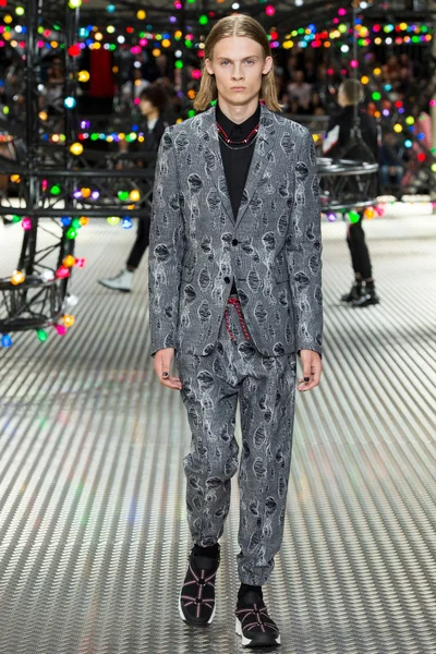 Look 18